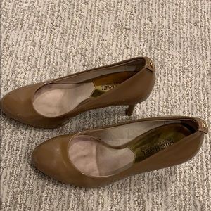 Michael Kors Round Toe pump